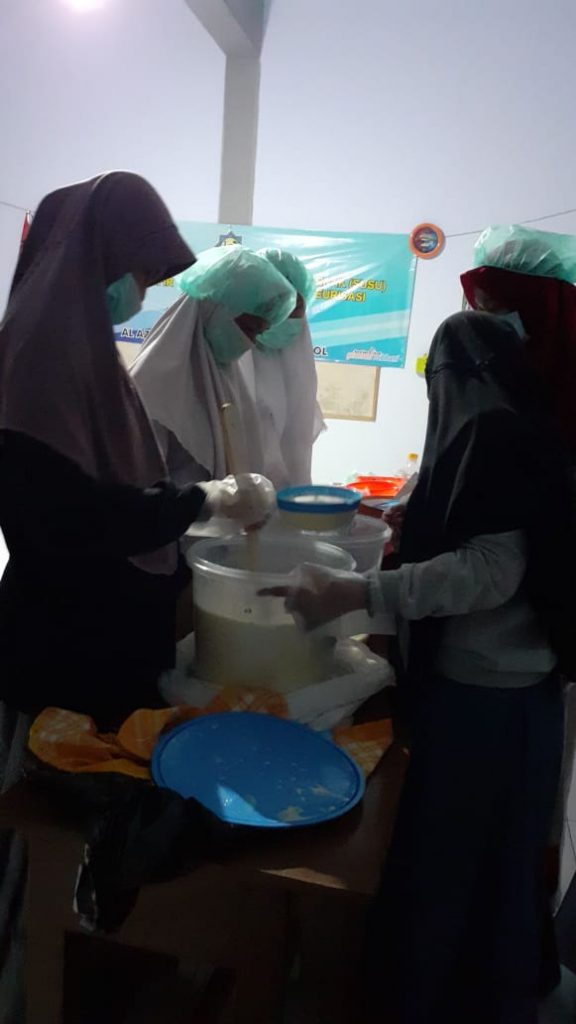 Guru dan Murid Al Azhaar - Pelatihan Teknologi Pengolahan Hasil Ternak Susu Menjadi Kefir 