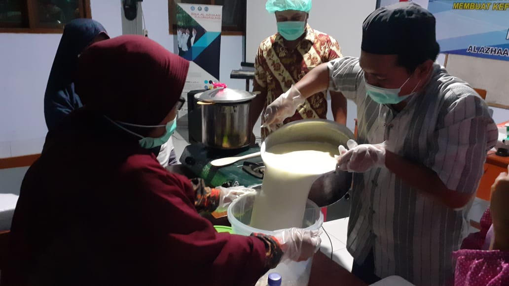 Guru dan Murid Al Azhaar Tulungagung – Pelatihan Teknologi Pengolahan Hasil Ternak Susu Menjadi Kefir