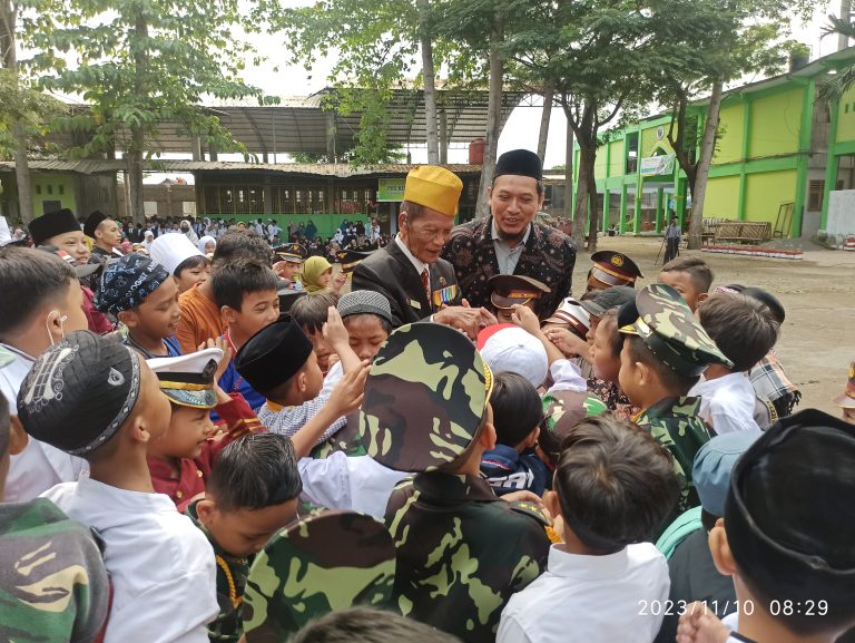 Cita-Cita dan Semangat Pahlawan: Pesan Mendalam dari Upacara 10 November di AlAzhaar Tulungagung