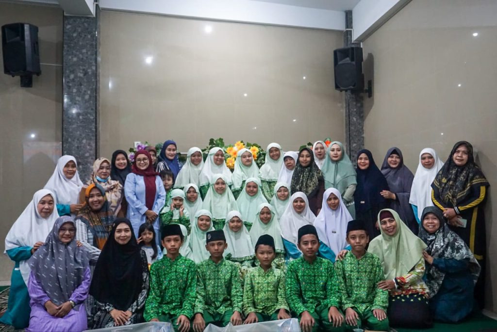Sesi foto bersama peserta tasmik akbar dengan walisantri dan assatidzah