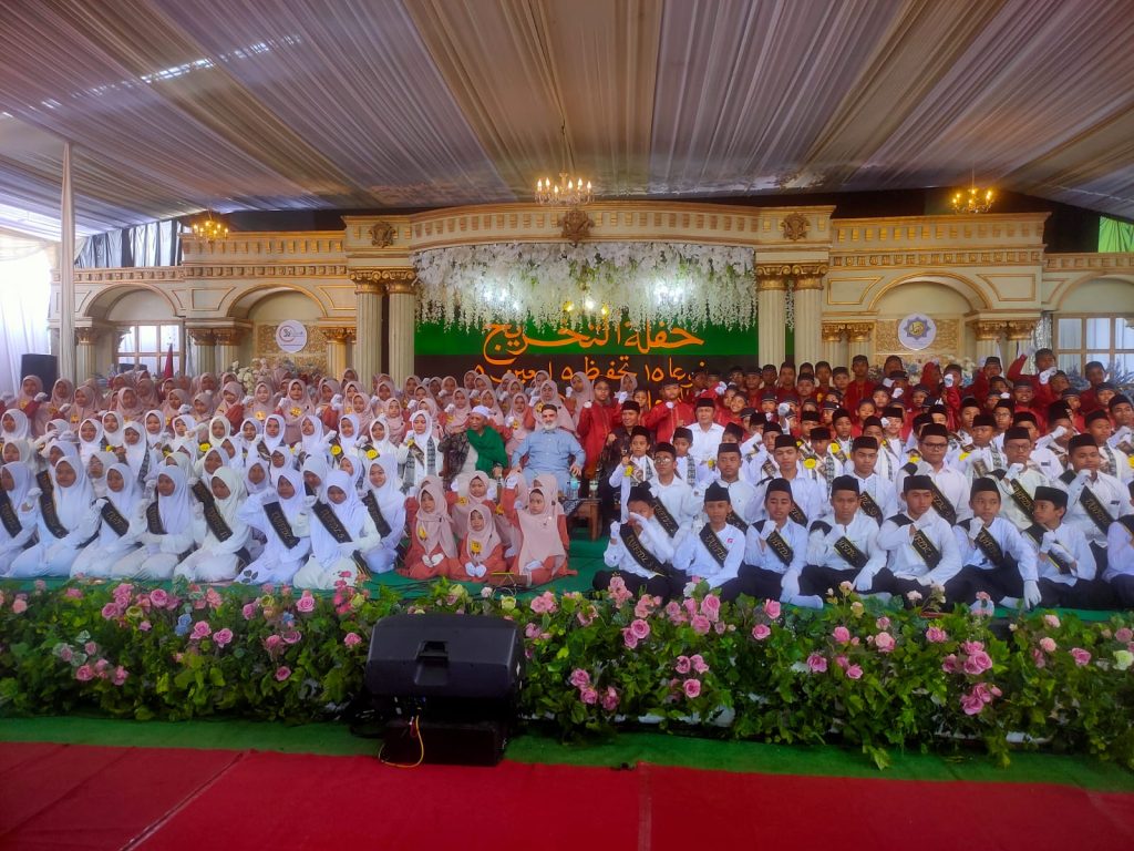 KH. Imam Mawardi Ridwan Selaku Direktur Utama Al Azhaar Tulungagung bersama Prof. Dr. As Sayyid As Syaikh Thariq Ghannam Al Hasani, Bupati Tulungagung Bapak H. Gatut Sunu Wibowo, SE., ME., dan Peserta Haflah Takhrij Tahun 2025