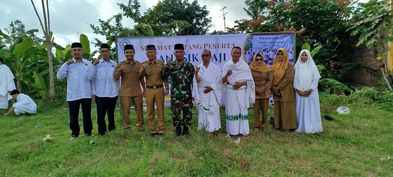 Kepala sekolah SMA Al Azhaar Tulungagung beserta jajarannya bersama perangkat desa, bhabinsa dan kemenag dalam kegiatan Manasik Haji