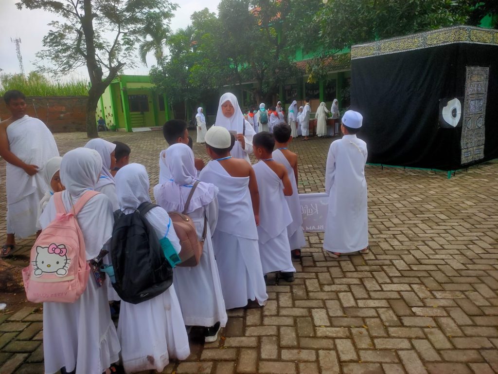 Santri melakukan simulasi thawaf dengan penuh semangat dan bimbingan guru.