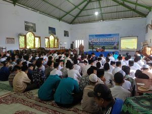 Para santri baru kelas 7 SMP Islam Al Azhaar Tulungagung mengikuti pembukaan kegiatan MOS dan Outbond di Aula Lantai 2, Kamis, 10 Juli 2025 / 14 Muharram 1447 H