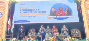 Pembacaan do'a untuk membuka kegiatan Pelatihan Peningkatan Kompetensi Guru Al Azhaar