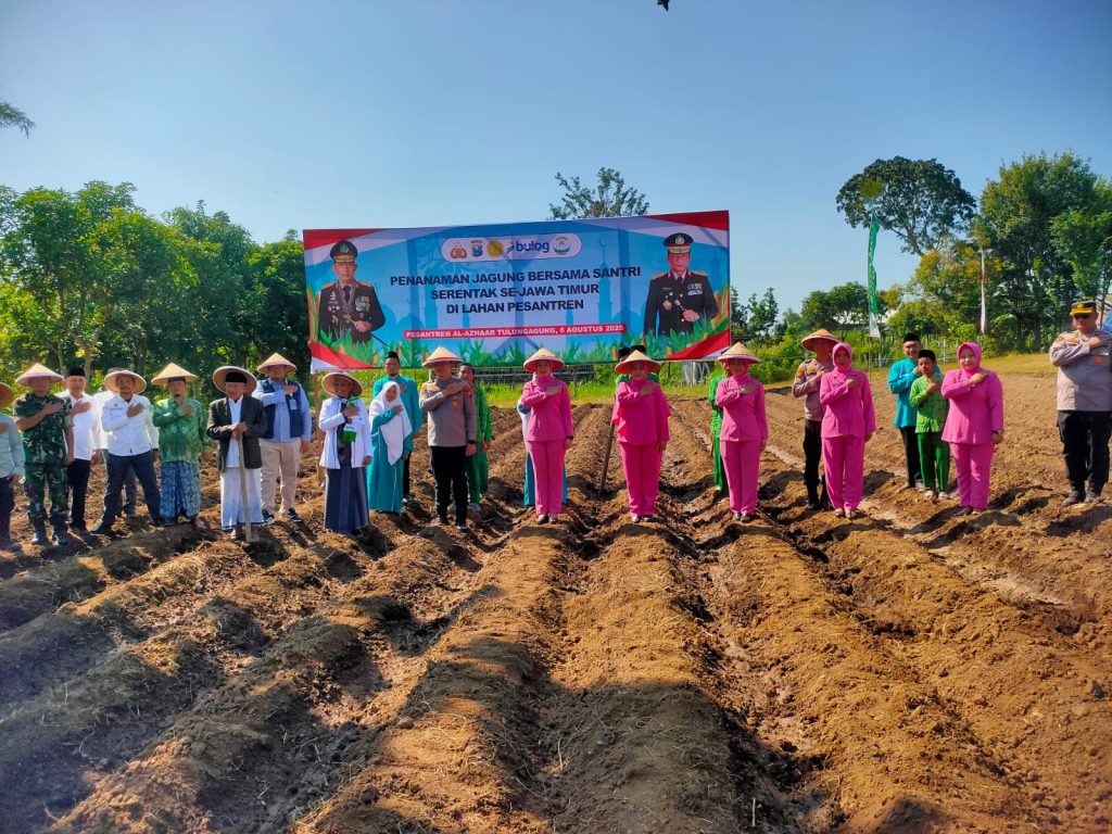 Bapak kapolres beserta jajarannya, pengasuh pesantren Al Azhaar Tulungagung beserta para kyai, dewan assatidz Al Azhaar beserta santri melakukan foto bersama setelah penanaman jagung serentak